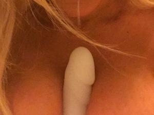 Slutty MILF housewife sent us lots of nude selfies