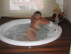 Nude hot tub wife 