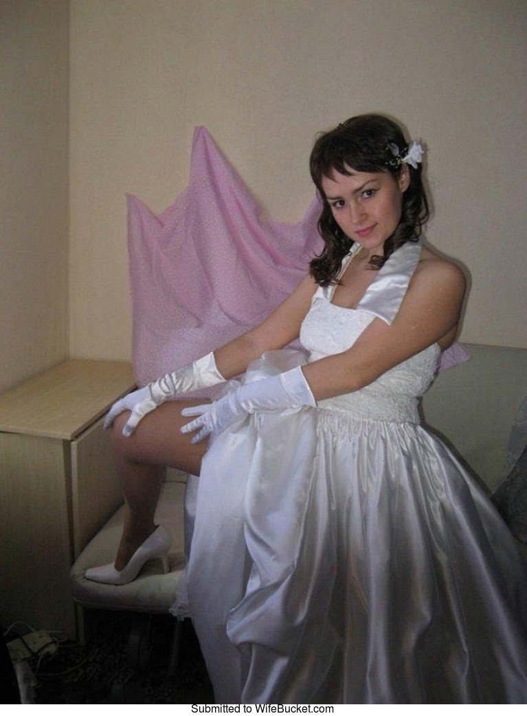 WifeBucket Homemade nudes of this sexy little bride! image