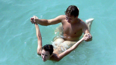 Amaateur couple doing it in the public pool