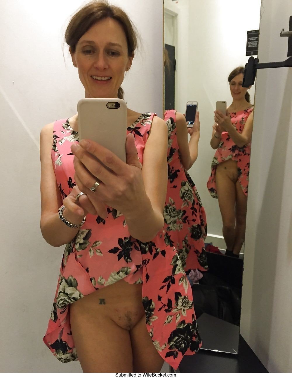 WifeBucket Nude selfies of wives over 40