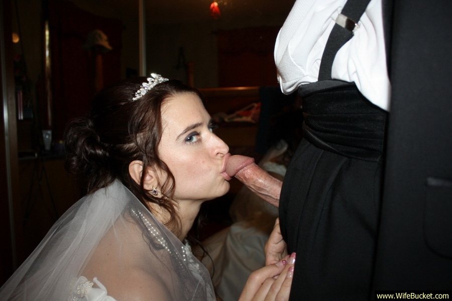 Bride gives a blowjob in her wedding dress